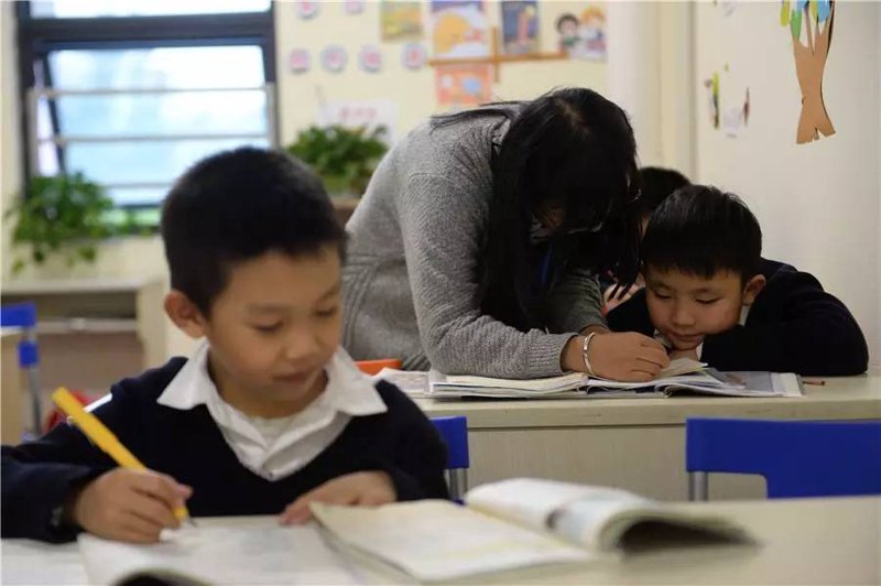 素质教育基地，顾名思义，就是专门为中小学生提供素质教育服务的地方。这里不仅关注学生的学业成绩，更注重培养他们的综合素质和全面能力。那么，素质教育基地具体都做些什么呢？今天我们就来详细了解一下。